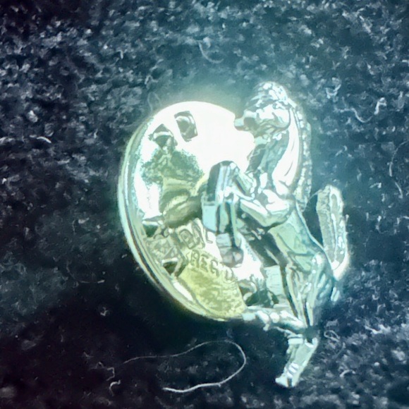 VINTAGE 1980s FERRARI F1 PRANCING HORSE CAVALLINO LOGO LAPEL PIN TIE TACK SILVER - Picture 5 of 6